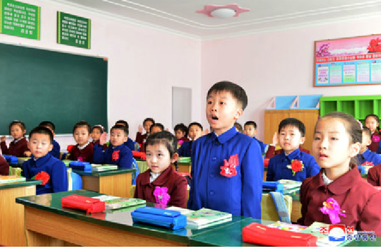 开学第一课，朝鲜小学生起立回答老师提问。（朝中社）