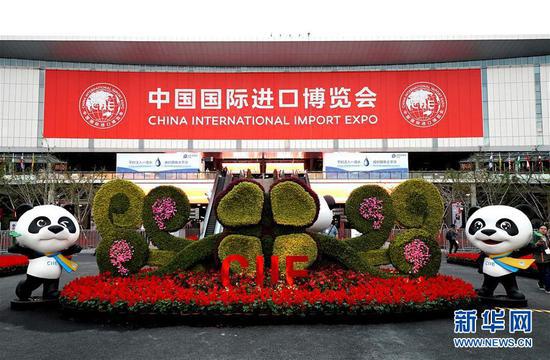在国家会展中心（上海）场馆外，首届中国国际进口博览会吉祥物“进宝”迎接四方宾客（2018年11月4日摄）。新华社记者 陈飞 摄
