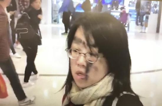 有女子面部被暴徒噴漆（圖源：《大公報(bào)》）