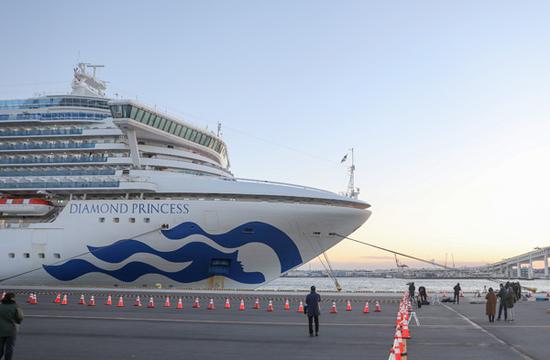 2月6日，在日本橫濱，“鑽石公主”號郵輪停靠在港口。 新華社記者 杜瀟逸 攝