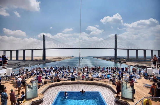 来自世界各地的游客在苏伊士运河大桥上游览