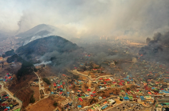 当地时间3月5日，江原道地区上空弥漫着黑烟。