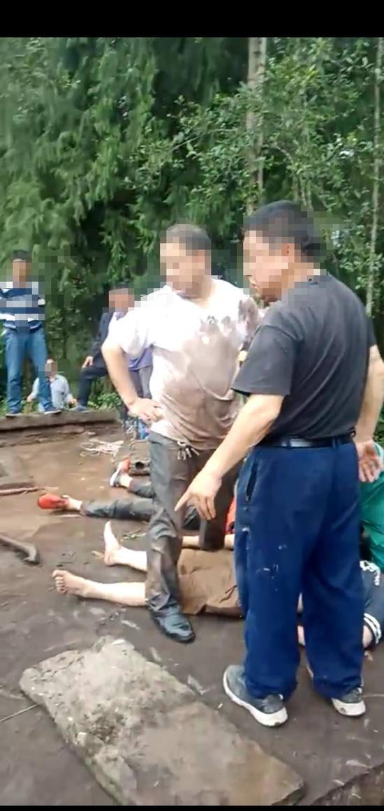現場有多人躺在地上。視頻截圖。