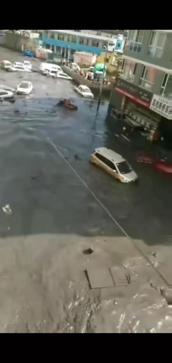 洪水涌入街道。视屏截图