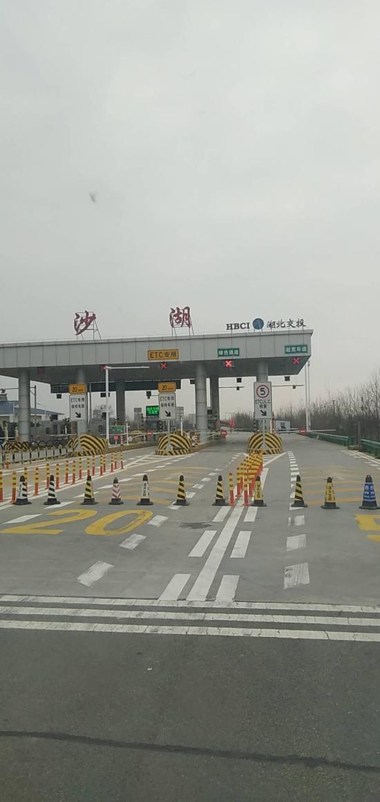 峪口禽业湖北分公司的运输车辆在路上受阻。