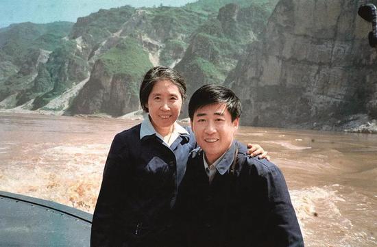 1980年,王光美和儿子刘源在长江三峡西陵峡留影.