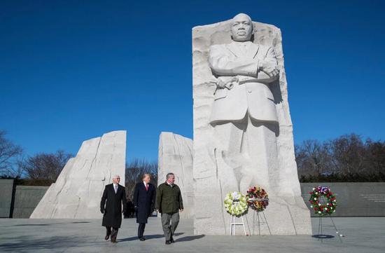 （当地时间21日，美国总统特朗普和副总统彭斯参观了位于华盛顿的马丁·路德·金纪念碑 图片来源：《纽约时报》）