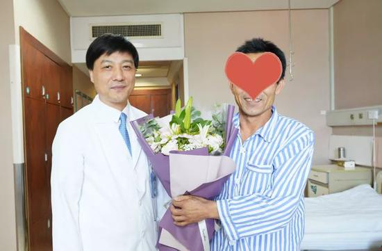 术后,梁廷波教授为已经能自若行行的爸爸献上鲜花。