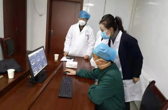 贵州省黔南州中医医院医生正在对患者情况会诊。受访者供图