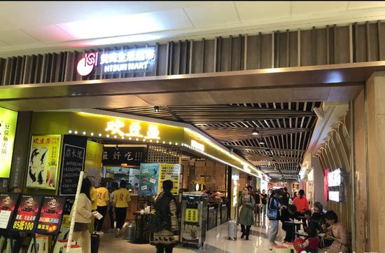 黄冈市万达广场的商场、餐饮店前仍然有大量顾客排队消费