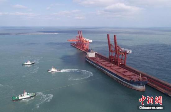 资料图:烟台港西港区,超大型油轮“世界湖”等10余艘船舶在紧张作业。中新社发 郝光亮 摄