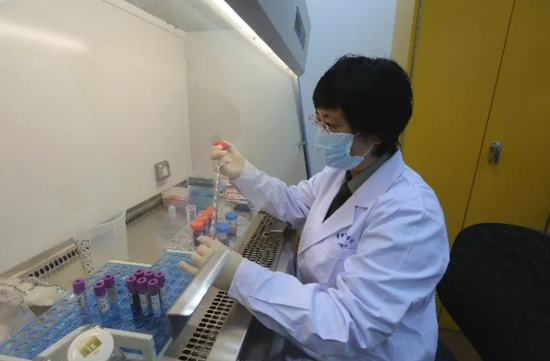 2014年12月28日，军事科学院军事医学研究院研究员陈薇在实验室工作。新华社发