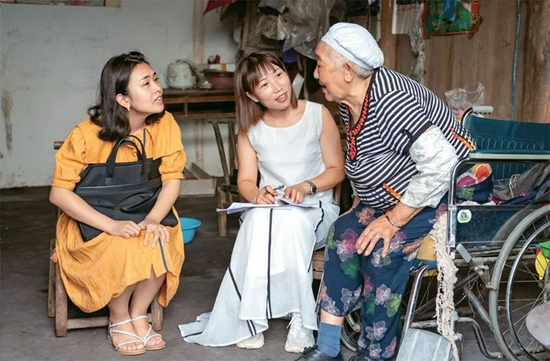 　　湖北省恩施州纪检监察机关结合党史学习教育，开展巡回下沉遍访活动，通过一线走访、带案下访、问效回访等方式，解决好群众的急难愁盼问题，做到执纪执法为民、纠风治乱为民，以正风肃纪反腐的实际成效取信于民。图为2021年7月16日，该州宣恩县纪检监察干部到万寨乡伍家台村走访基层群众。　湖北省纪委监委供图 梁国熠/摄