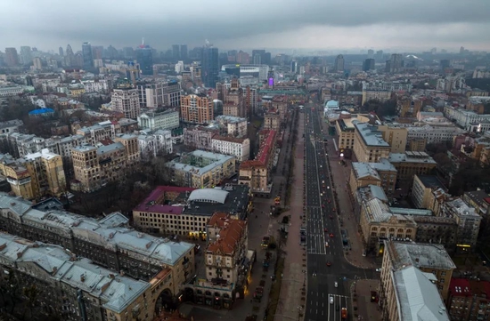 这是2月24日拍摄的乌克兰基辅的街景。新华社/美联