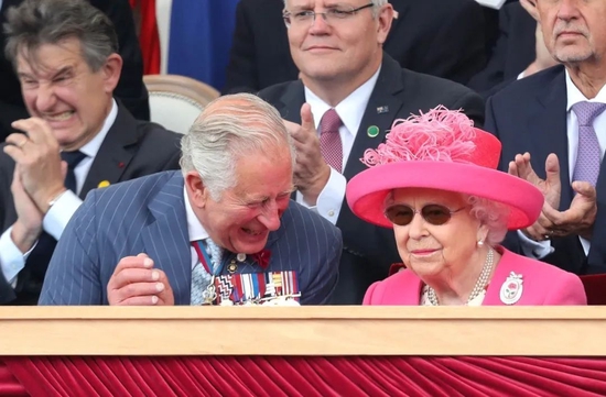 当地时间2019年6月5日，英国朴茨茅斯，英国女王伊丽莎白二世与儿子查尔斯王子出席诺曼底登陆（D-Day landings）75周年纪念活动。（视觉中国供图）