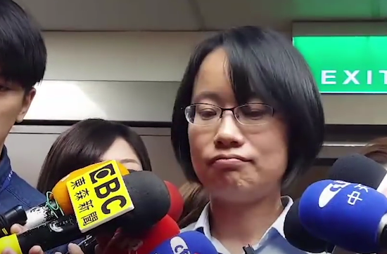 吴音宁接受采访时面露尴尬忙撇嘴。