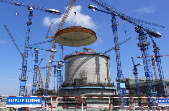 资料图片：2018年5月23日，我国自主三代核电“华龙一号”示范项目完成穹顶吊装。新华社发（广西防城港核电公司供图）