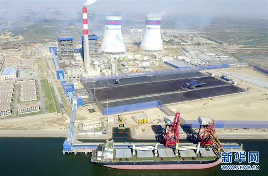这是巴基斯坦卡西姆港燃煤电站全景（2017年11月28日摄）。  新华社记者 刘天 摄