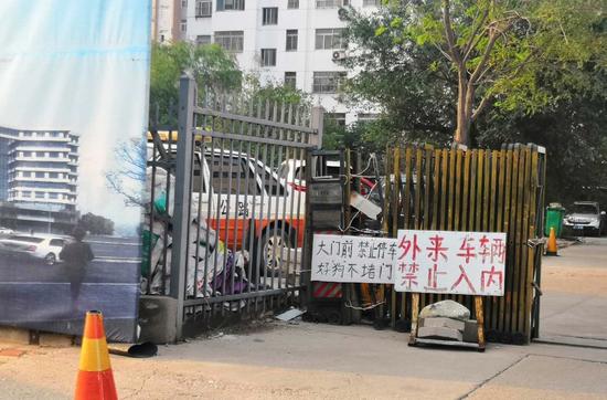 山东聊城东昌府公路局大门前的牌子。网络截图