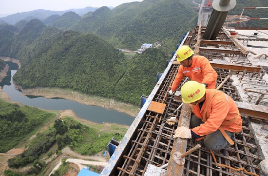 近日，由中铁广州局承建的贵州遵余高速湘江大桥工程在做好疫情防控的同时，全力恢复生产建设。 新华社记者 刘续 摄