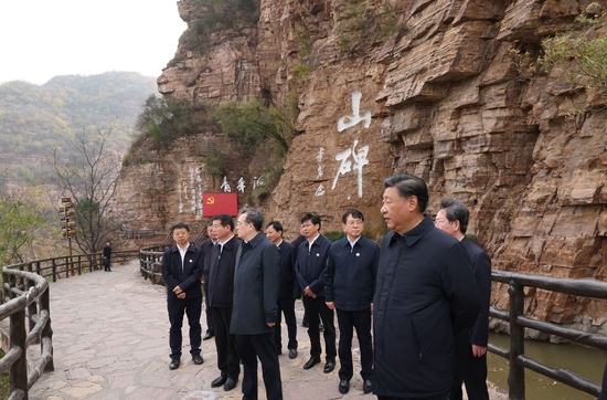 2022年10月26日至28日,中共中央总书记、国家主席、中央军委主席习近平在陕西省延安市、河南省安阳市考察。这是28日上午,习近平在安阳林州市红旗渠青年洞考察。新华社记者 鞠鹏 摄