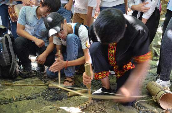 非遗中国:黎族钻木取火技艺|钻木取火|非遗|黎族_新浪新闻