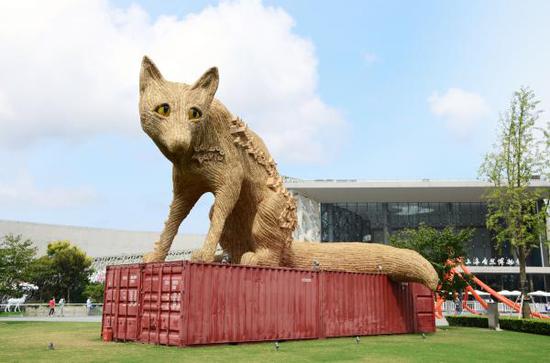 秸秆编织成的"大狐狸"告别上海 原址将放新雕塑