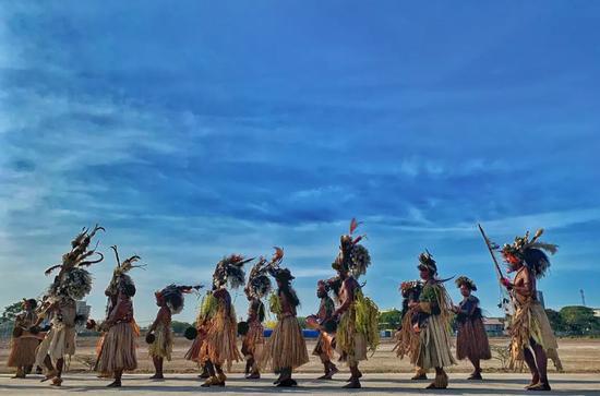 11月13日，巴新民众在首都莫尔兹比港为欢迎仪式彩排。新华社记者费茂华摄