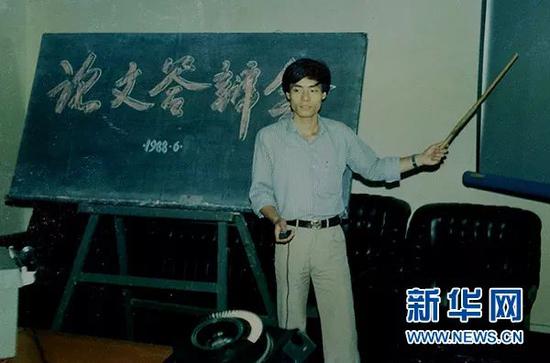 王逸平就读于上海第二医科大学（现上海交通大学医学院）时进行硕士研究生论文答辩（资料照片）。新华社发