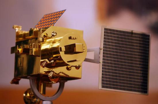 这是印度空间研究组织2008年10月22日公布的“月船1号”模型的资料照片。新华社/法新