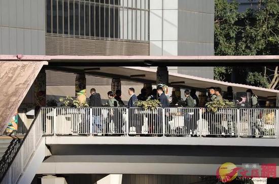 最左黑上衣牛仔裤者为邓炳强 图源:香港文汇网