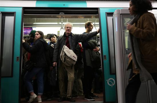 ▲12月20日，在法国巴黎，无人驾驶的地铁1号线罢工期间正常运行。|新华社发