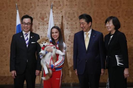 俄罗斯女子花滑金牌得主阿丽娜・扎吉托娃获赠秋田犬幼崽。
