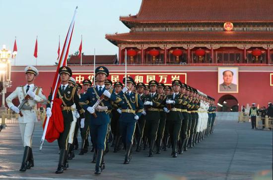 中国国际地位显著提升。图为在北京天安门广场举行的升国旗仪式。新华社