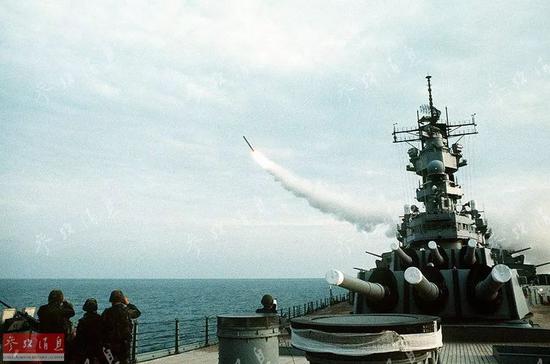海湾战争中，美军战列舰发射巡航导弹。伊军在战争中面对多方面巨大劣势，但战术指挥却未必如此