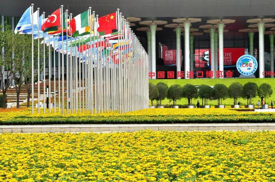 △2018年11月5日至10日，首届中国国际进口博览会在上海举行，向世界展示了中国对外开放的坚定决心