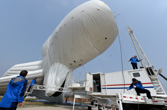中国电子科技集团公司第三十八研究所在安徽省六安市的一处试验场内，进行了一次系留气球的升空试验，一只外形类似“大白鲸”的“大气球”缓缓升空