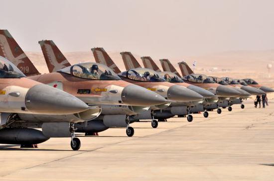 资料图片：以色列空军装备的F-16战机群。（图片来源于网络）