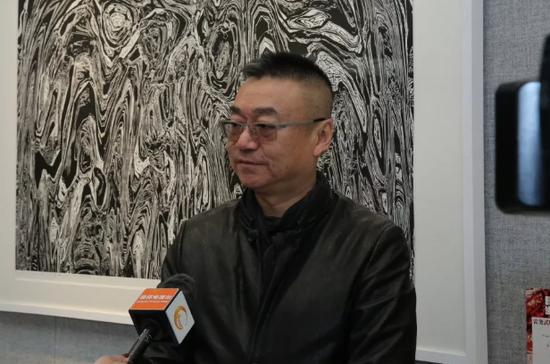 广西美术家协会主席石向东先生接受桂林电视台采访。