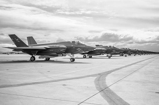 2月27日，VFA-147中队的F-35C在勒莫尔海军航空站进行展示。（美国海军网站）
