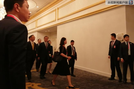 文在寅总统步入会见现场（央视记者许永松拍摄）