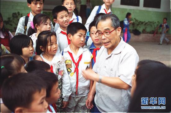毛秉华给井冈山小学学生讲革命传统（1997年10月30日发）。 新华社记者 宋振平 摄