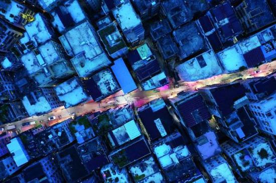 ▲资料图。白石洲密集群楼中漏 出街道的灯光。图/视觉中国