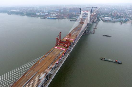 这是合龙后的商合杭铁路芜湖长江公铁大桥（4月26日无人机拍摄）。新华社记者 张端 摄