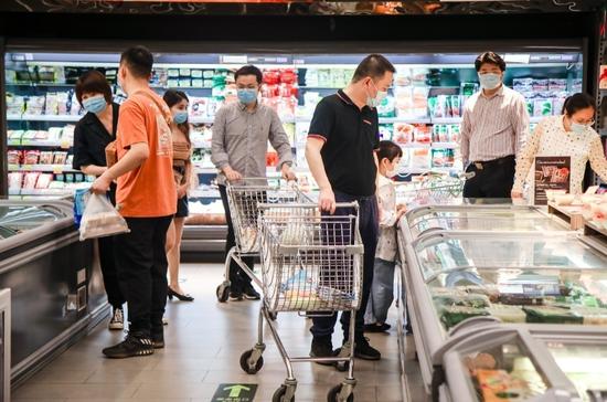 武汉市武昌区汉街万达广场的一家超市内，消费者在选购商品