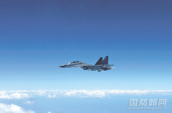 8月4日,东部战区空军航空兵某旅出动战机飞赴台岛周边海域执行任务.