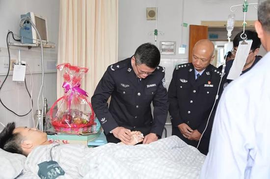 民警解救人质后被瘾君子刺穿胸口 已脱离生命危险