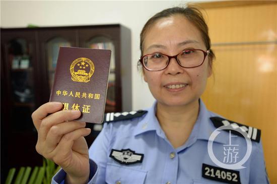 张小玲展示自己的退休证.