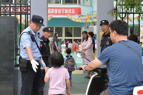 资料图重点4 看护幼儿要有两名工作人员在场