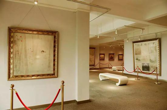 美院院长博物馆内陈列着院长本人不同时期的画作及收藏品。油画、国画、古器皿等摆满了两层楼。